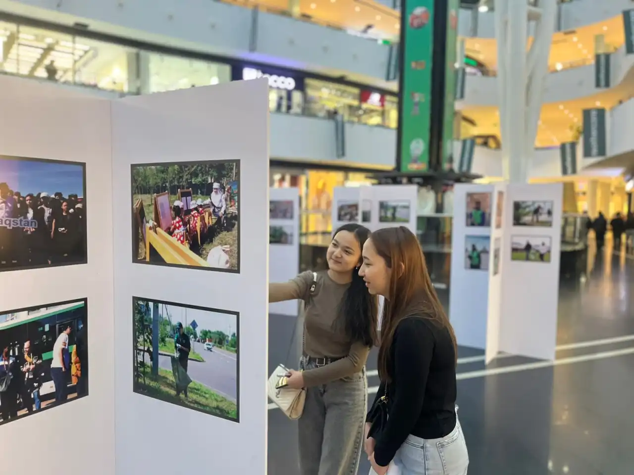 В Астане открылась фотовыставка «Сто ярких лиц столицы»