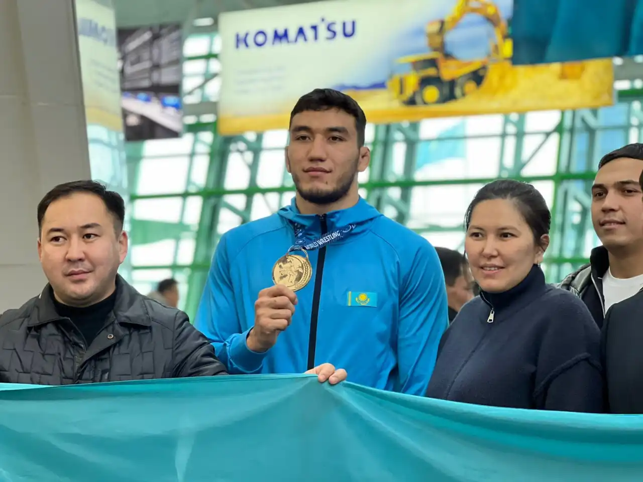 Трехкратного чемпиона мира Ризабека Айтмухана торжественно встретили в аэропорту