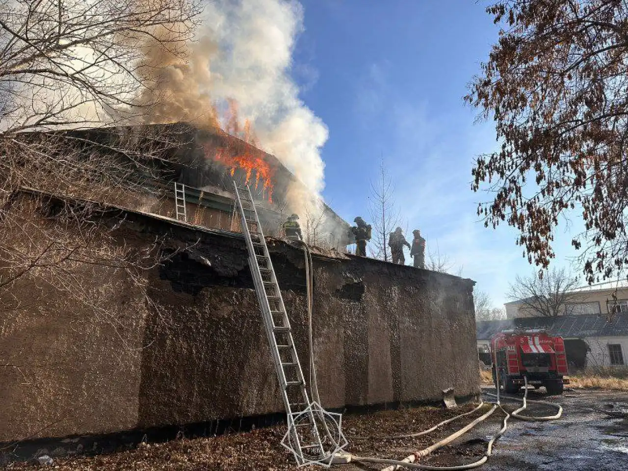 Столичные спасатели тушат пожар в нежилом доме в районе Сарыарка