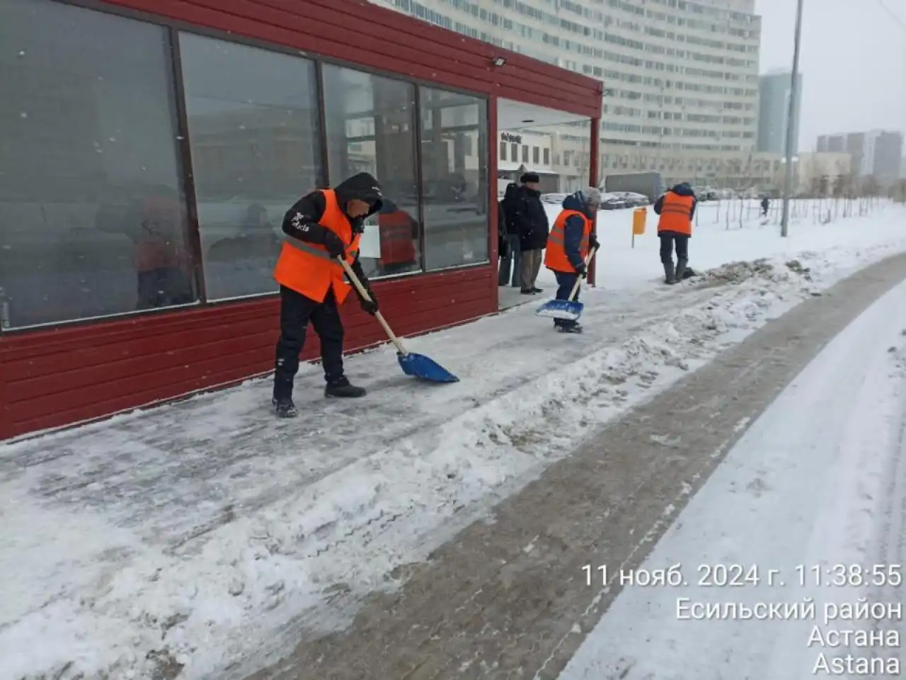 Коммунальные службы столицы перешли на круглосуточный режим из-за сильного снегопада