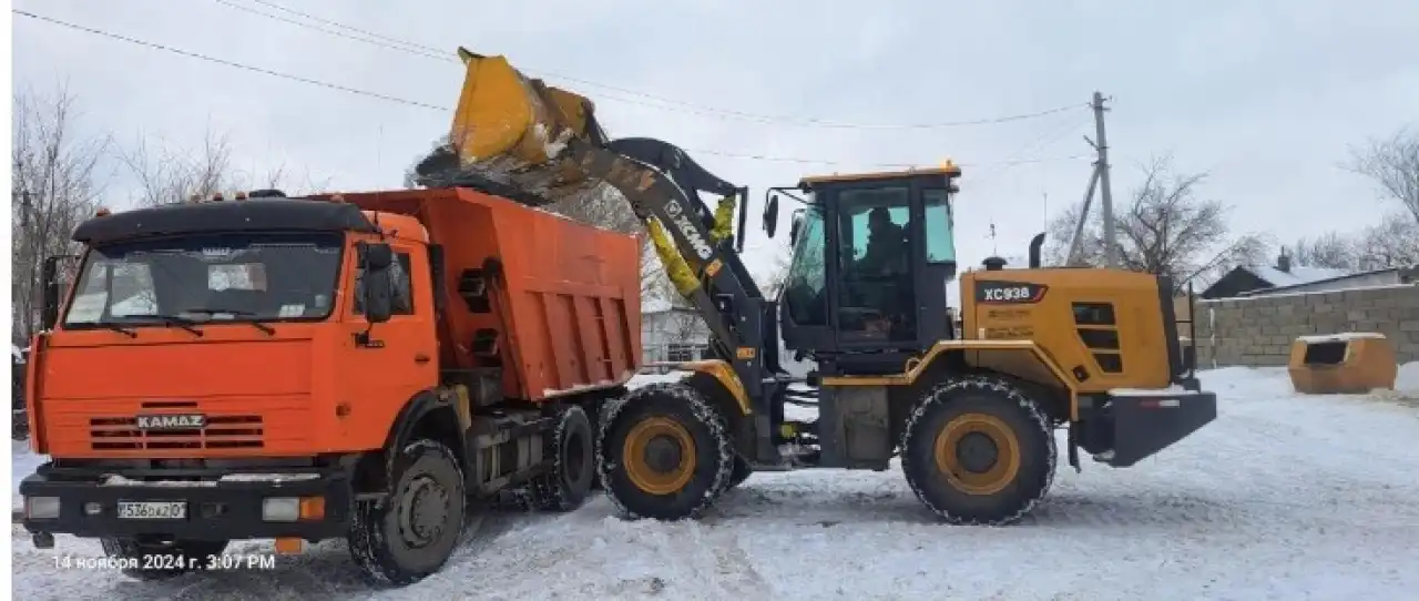 В Астане на борьбу со снегом ночью выехали более 1200 единиц спецтехники