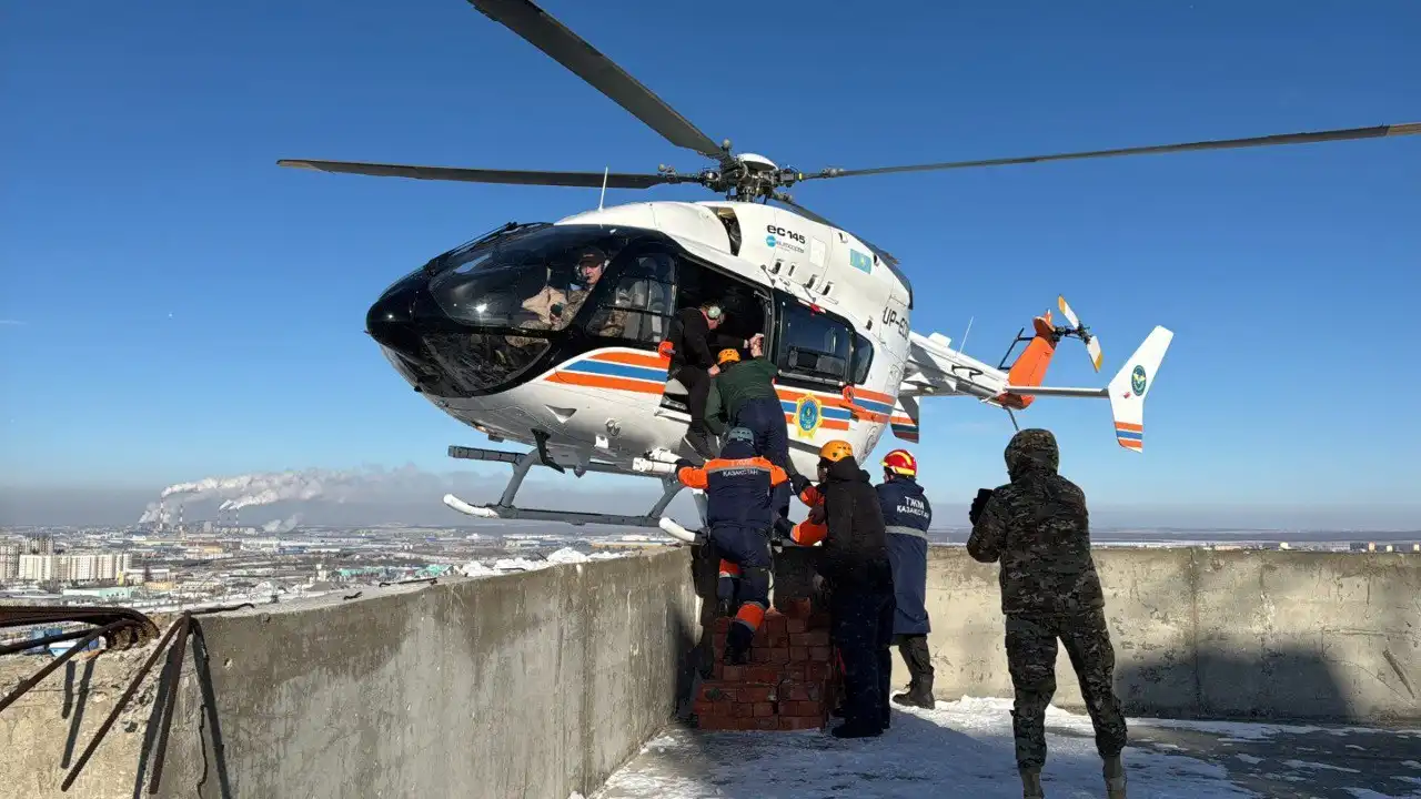 Учение по тушению пожара в многоэтажке с применением вертолета прошло в Астане