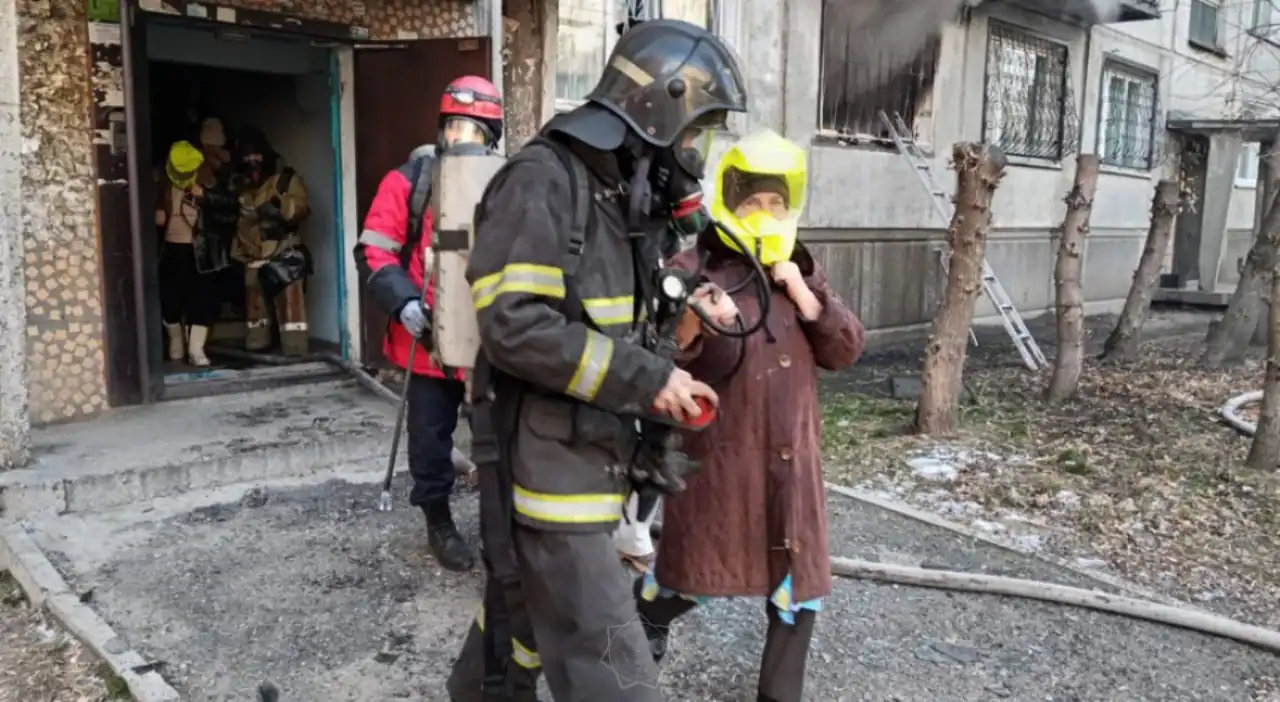 Шесть человек спасли во время пожара в Усть-Каменогорске