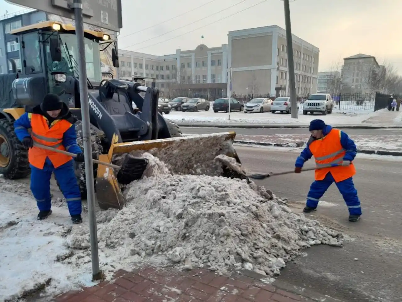 Порядка 2 700 дорожных рабочих задействовано в уборке снега в Астане