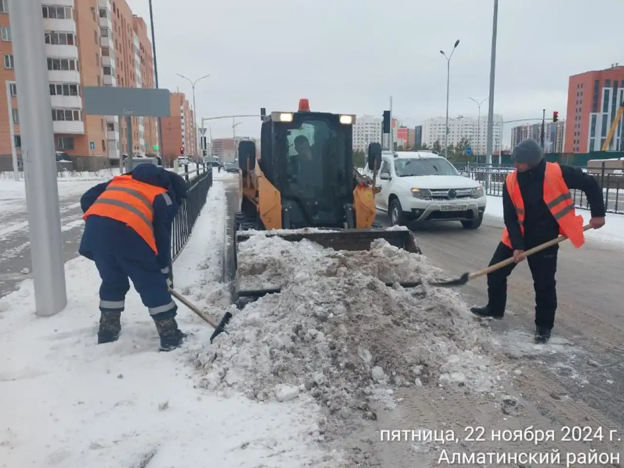 Свыше 2 600 дорожных рабочих задействованы в снегоуборке Астаны