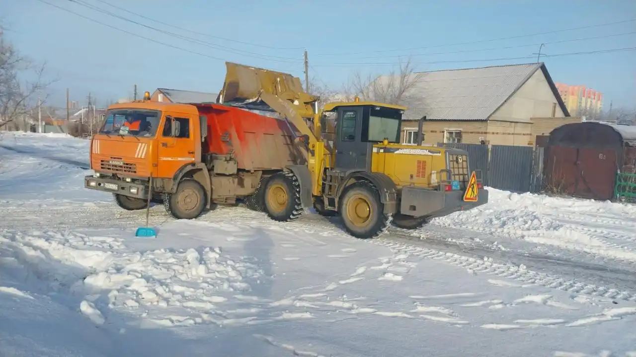 Свыше тысячи единиц спецтехники задействовано в уборке снега в Астане