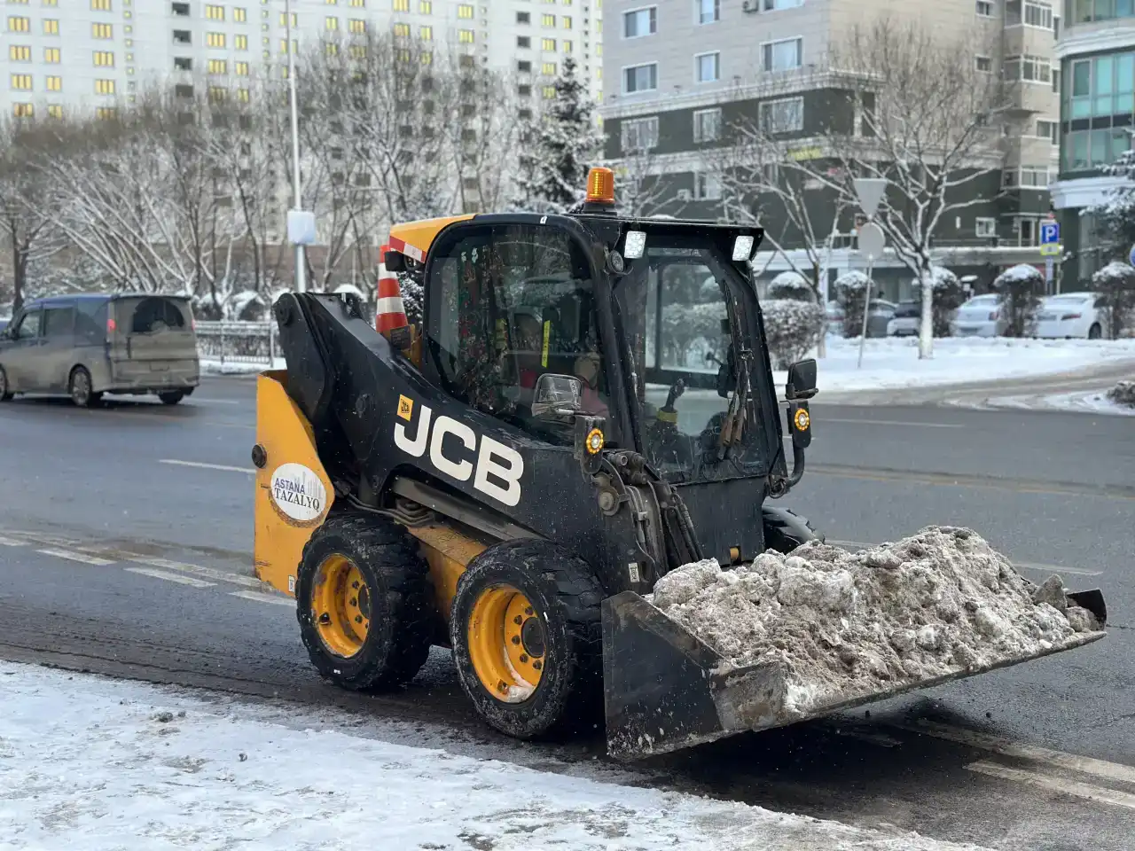 Свыше 2600 коммунальщиков очищают улицы столицы