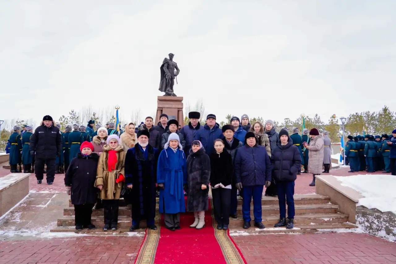 В Астане возложили цветы к памятникам легендарных героев-воинов