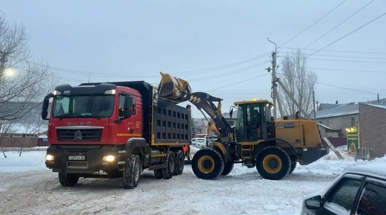 На снегоуборку в Астане вышли 2,6 тыс. рабочих и 1,3 тыс. машин