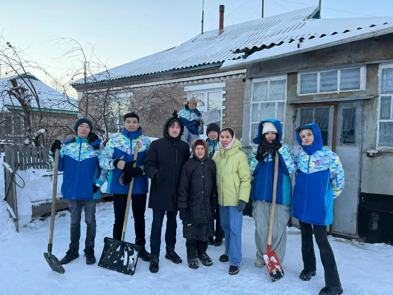 Столичные волонтеры помогают ветеранам с уборкой снега