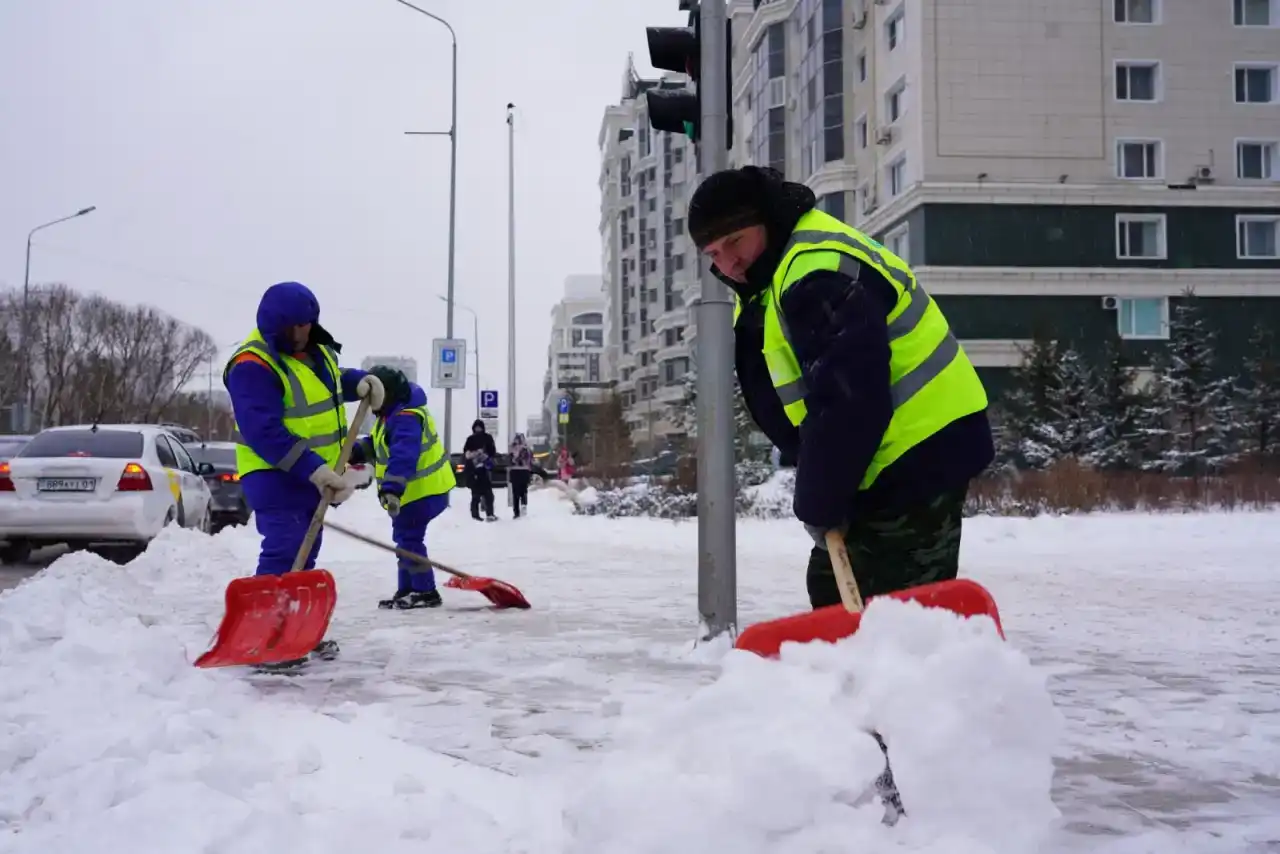 Снегоуборочные работы в Астане продолжаются в круглосуточном режиме