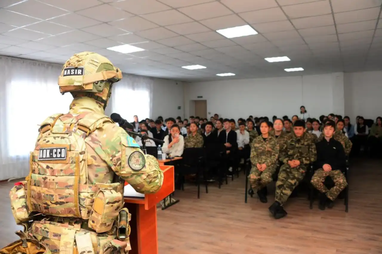 Военнослужащие провели урок мужества для школьников