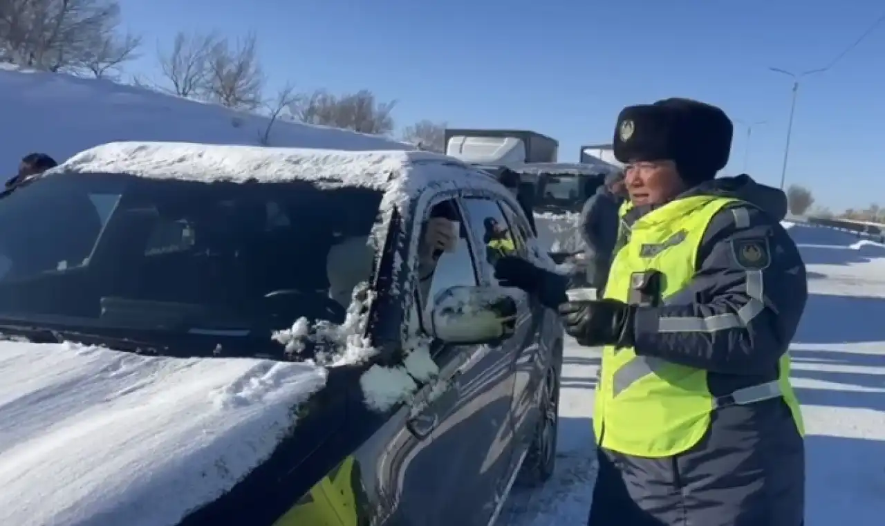 Полиция раздала горячий чай и баурсаки водителям,
 застрявшим на дороге в метель