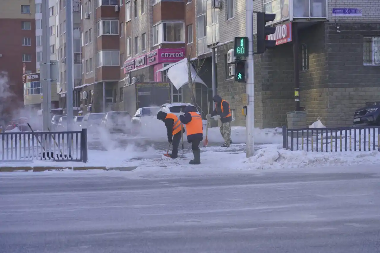 Столичные коммунальные службы работают круглосуточно в условиях морозов