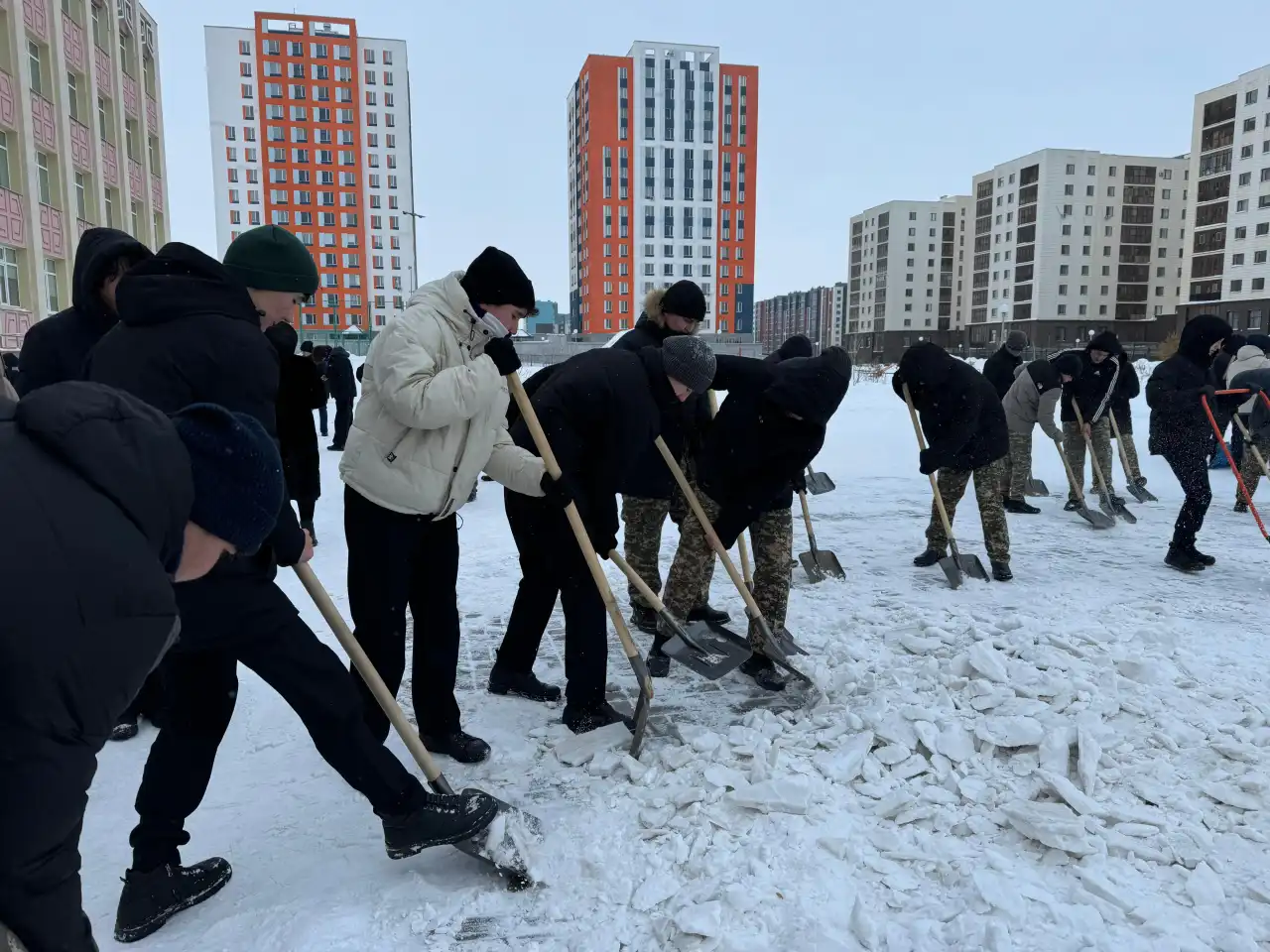 В Астане стартовала волонтерская эстафета «Қар десанты»