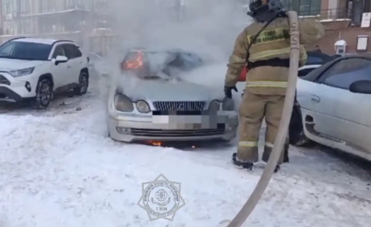 Столичные пожарные спасли автомобиль от уничтожения