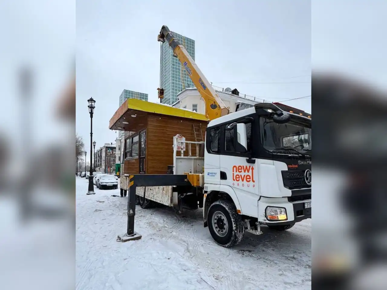 В Астане продолжают сносить незаконные киоски