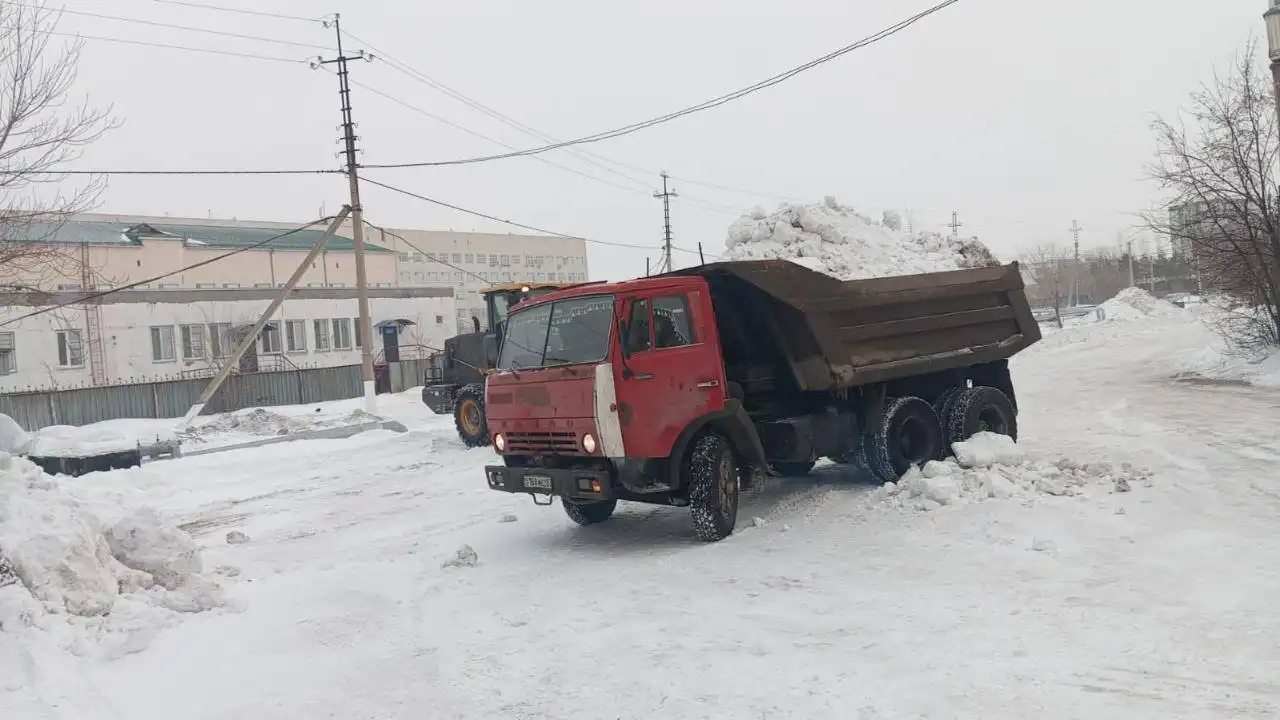 В Астане борются с последствиями снегопада