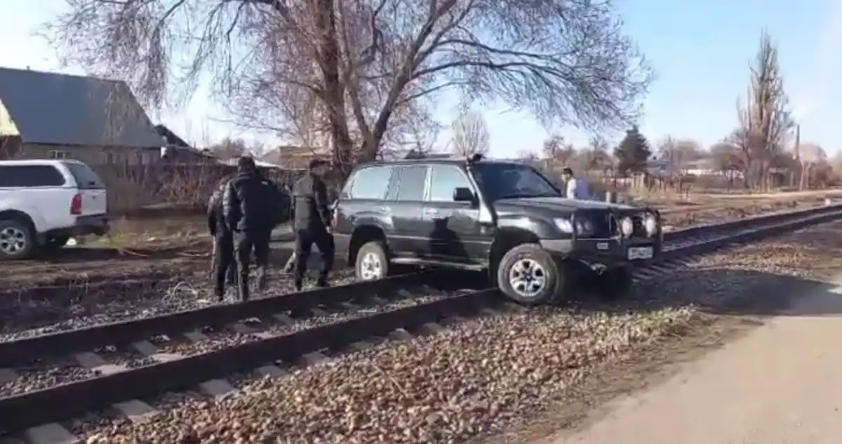 Поезд экстренно затормозил из-за застрявшего на рельсах внедорожника