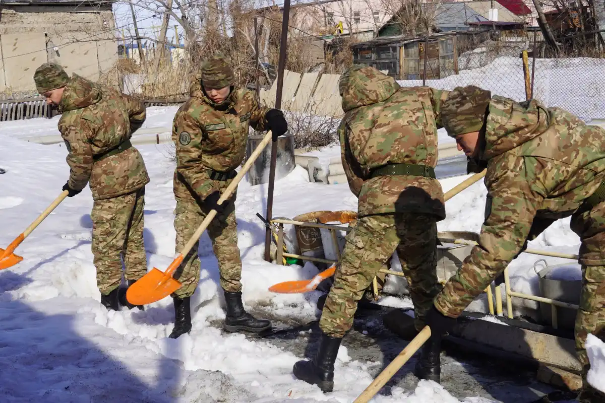 Столичные военнослужащие убрали снег во дворах пенсионеров