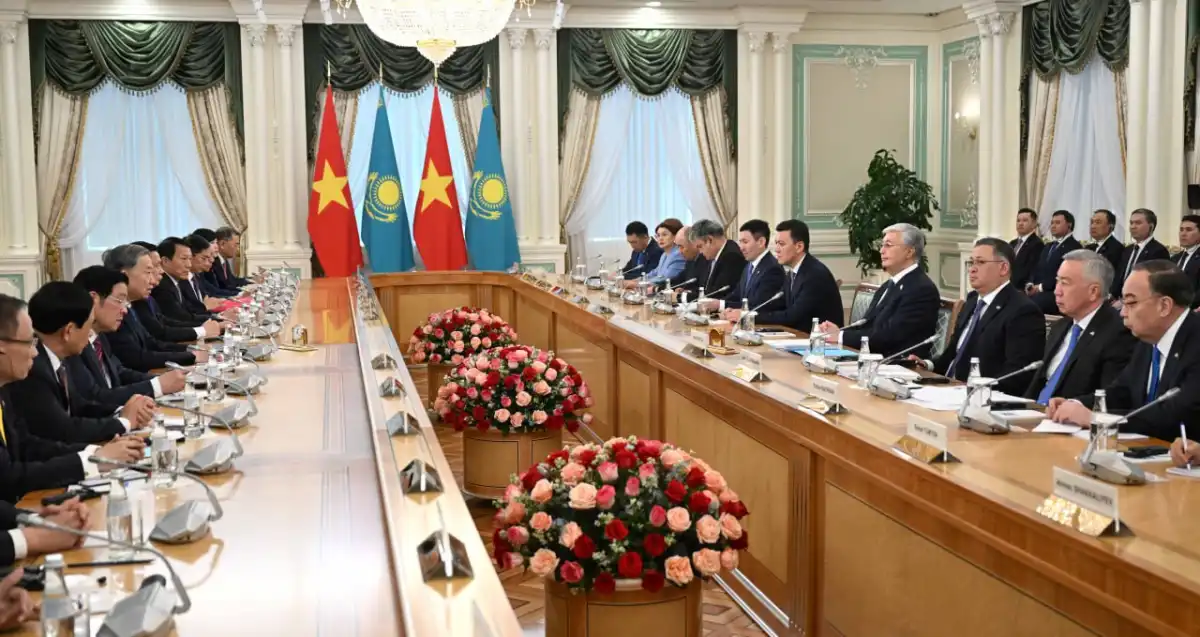 Токаев провел переговоры с Генсеком Компартии Вьетнама То Ламом