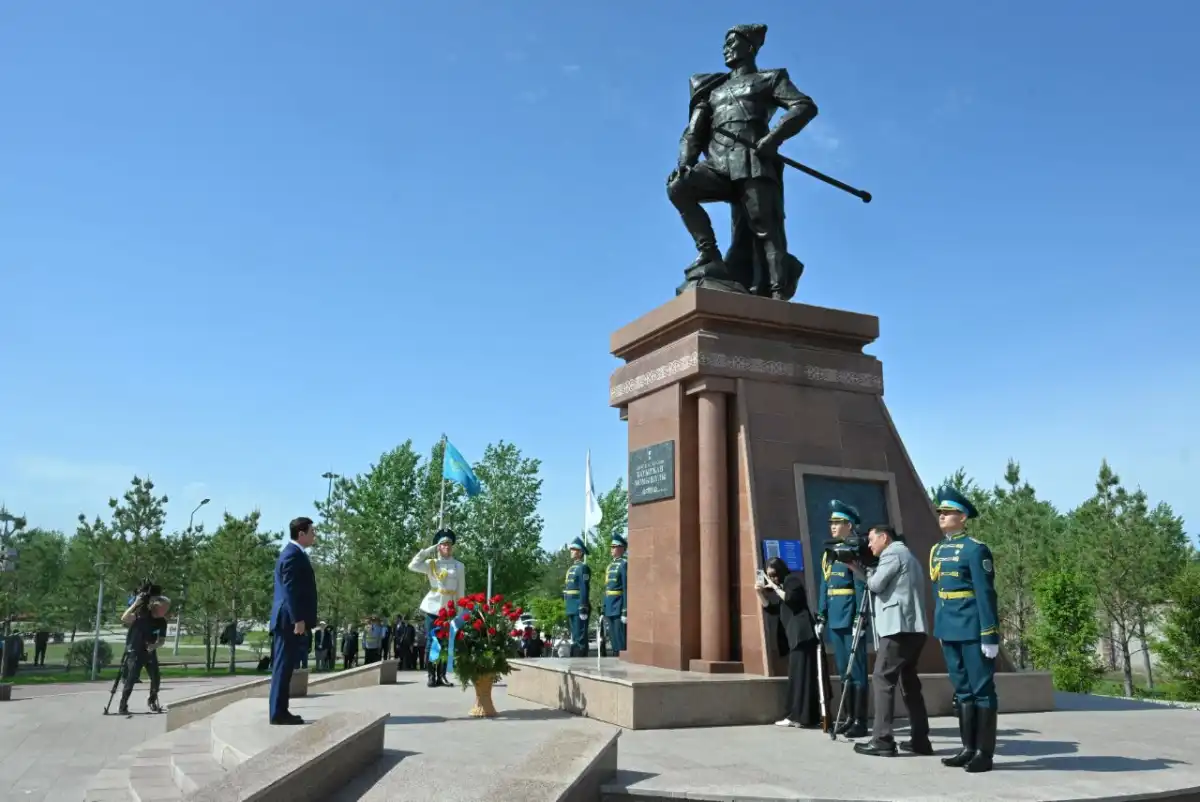 Председатель Мажилиса возложил цветы к памятнику Бауыржану Момышулы