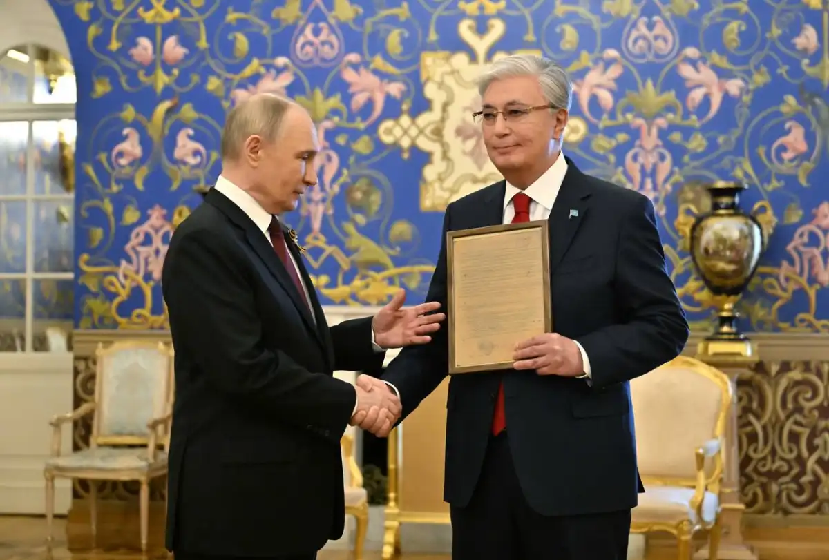 Владимир Путин передал Касым-Жомарту Токаеву наградной лист отца Президента Казахстана