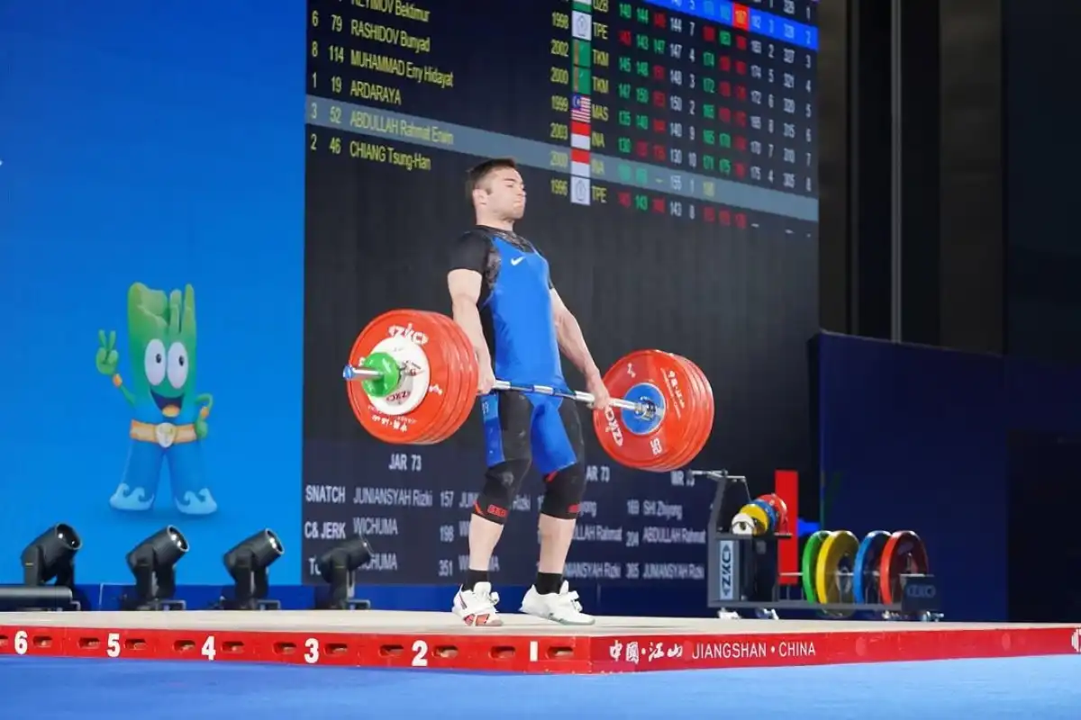 Казахстанский штангист завоевал бронзу на чемпионате Азии в Китае