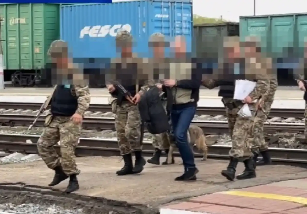 Казахстанца, изрезавшего ножом знакомого, экстрадировали из России – ВИДЕО