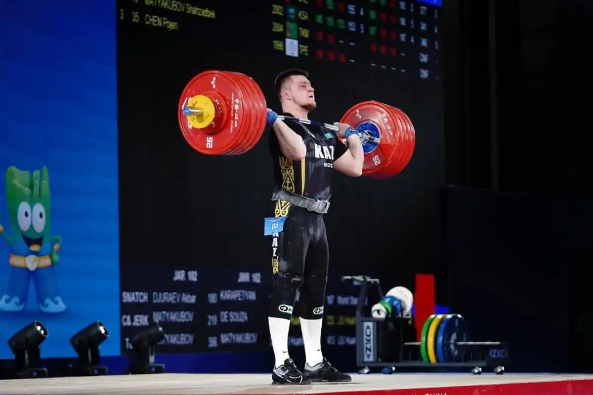 Казахстанец Артем Антропов завоевал серебро на чемпионате Азии по тяжелой атлетике в Китае