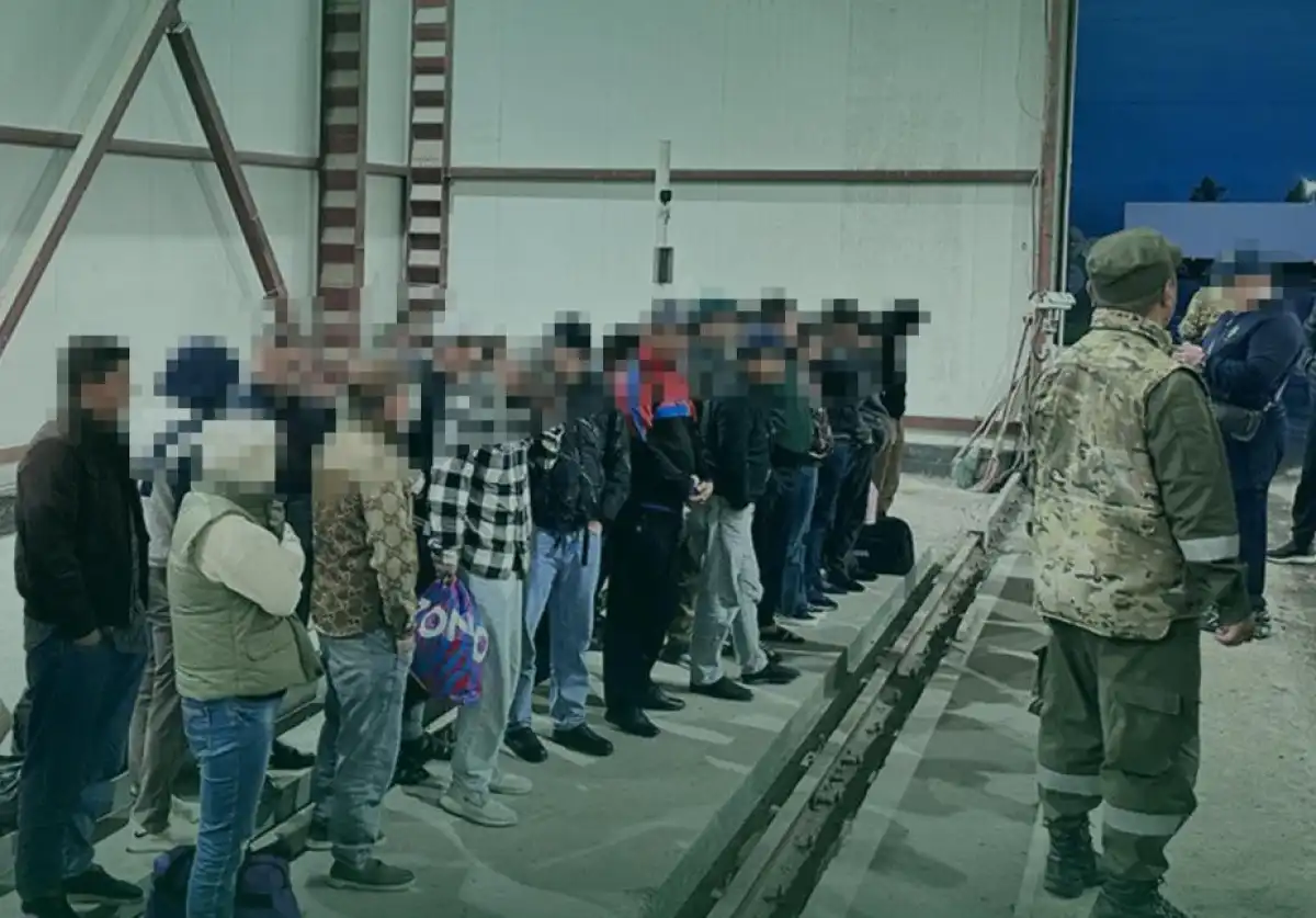 29 иностранцев пытались тайком в грузовике пересечь границу Казахстана