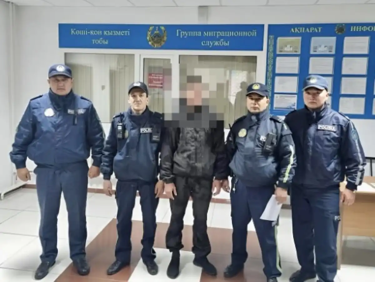 Полицейский упал вместе с пытавшимся сброситься с высотки парнем – ВИДЕО