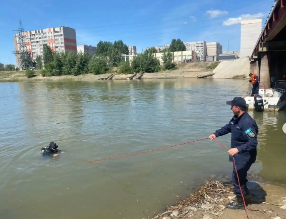 Водолазы ищут мужчину, упавшего с моста в реку в Павлодаре