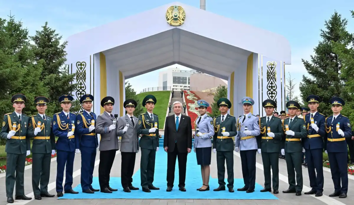 Президент вручил погоны лучшим выпускникам военных вузов Казахстана