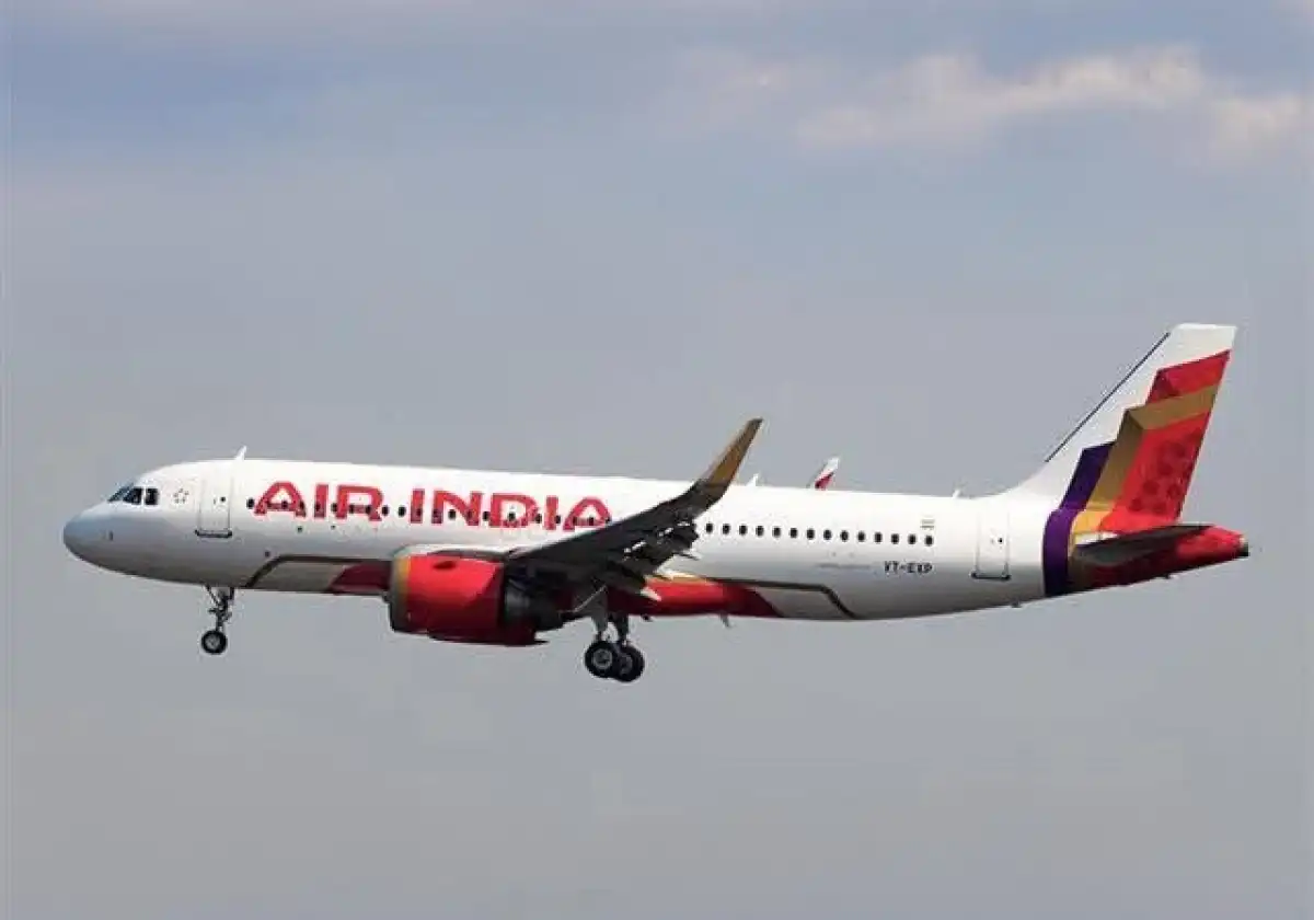 Самолет Air India с более чем 200 пассажирами на борту разбился в Ахмадабаде