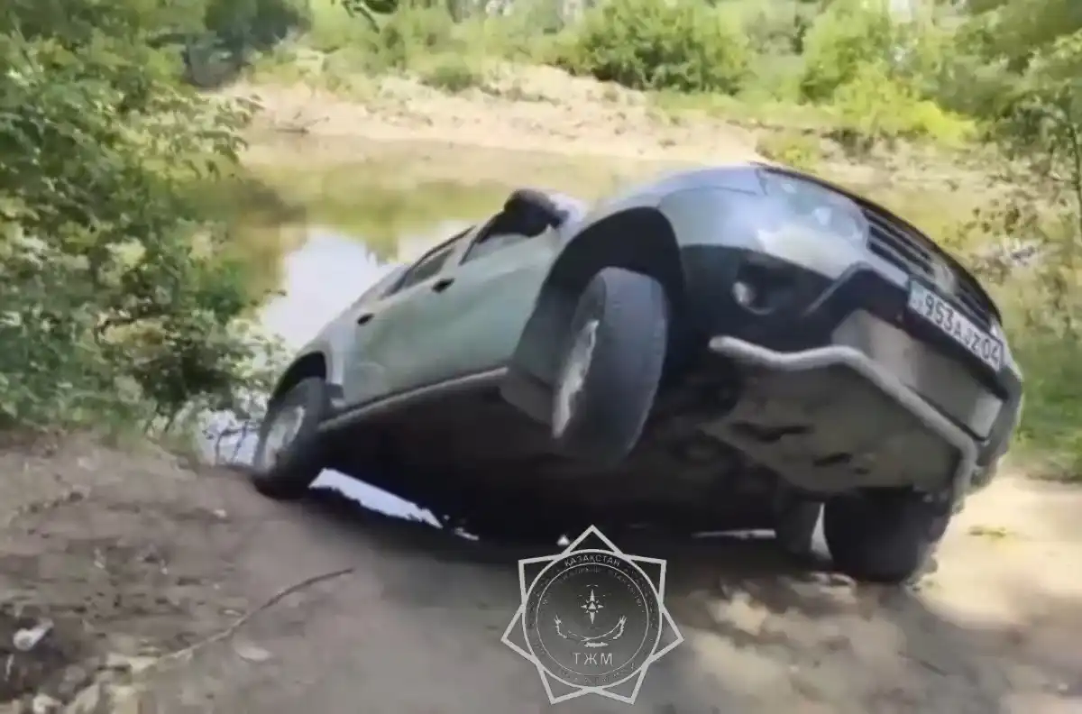 Автомобиль повис над обрывом в Актобе – ВИДЕО