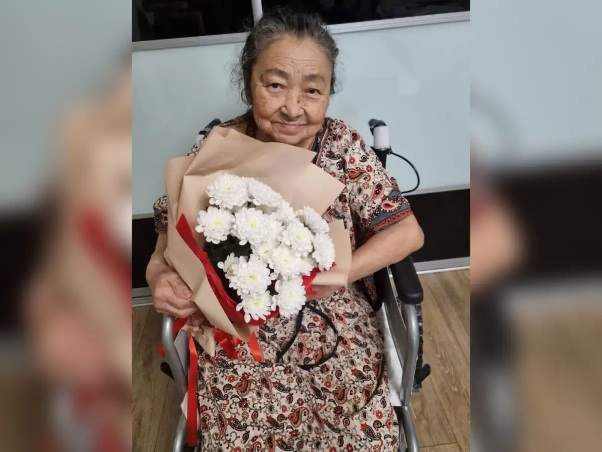 Врач с 40-летним стажем выписалась из больницы под аплодисменты коллег