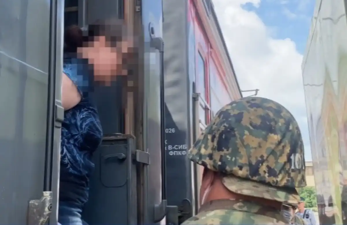 Беглую казахстанку экстрадировали по подозрению в хищении денег из банка в Астане – ВИДЕО