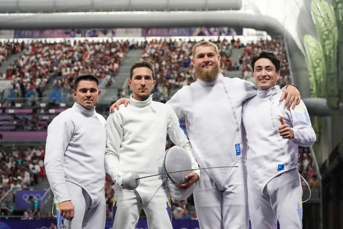 Казахстанские фехтовальщики завоевали серебро на чемпионате Азии