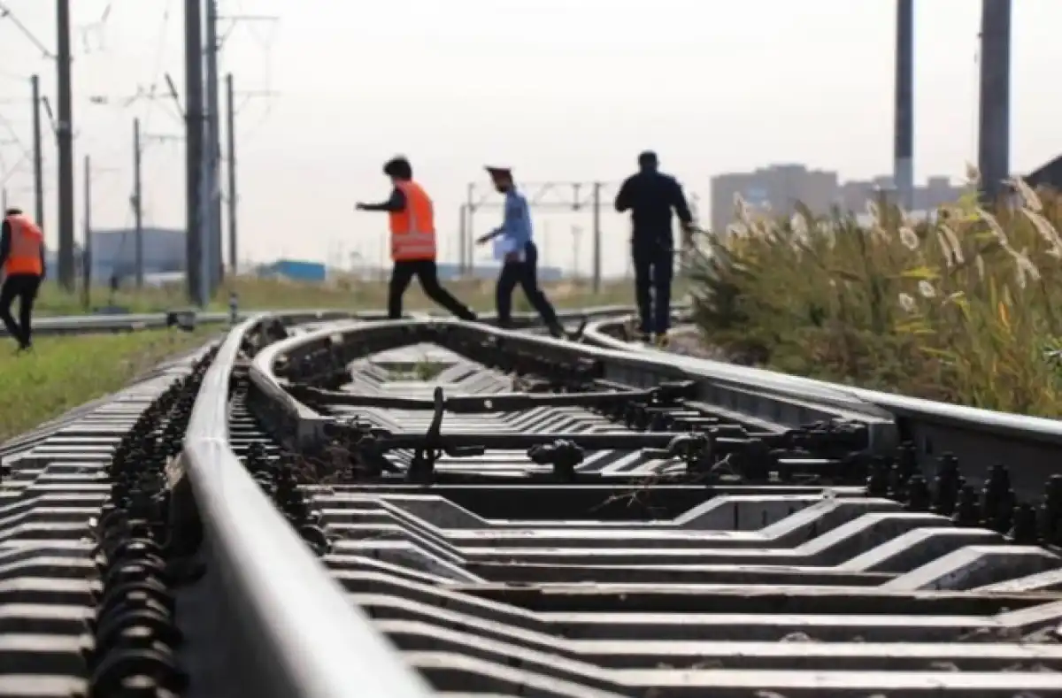 Поезд сбил насмерть двух человек в Алматинской области