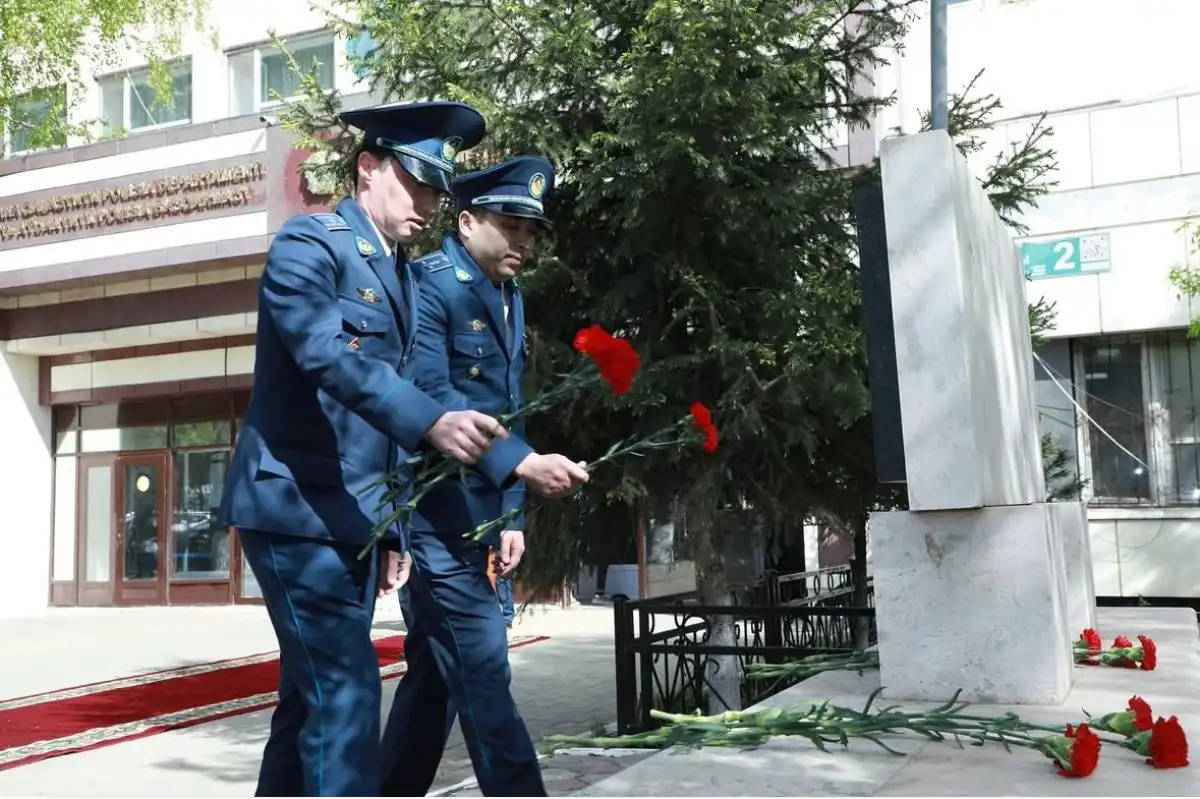 В Астане отдали дань памяти героям мирного времени