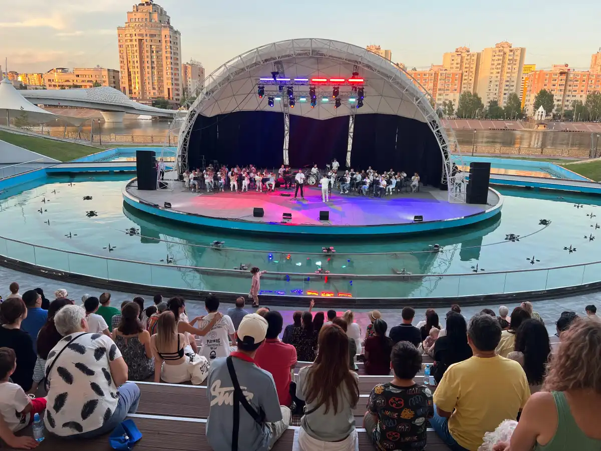 Праздничный концерт JazzVIBE проходит на набережной Есиля в Астане