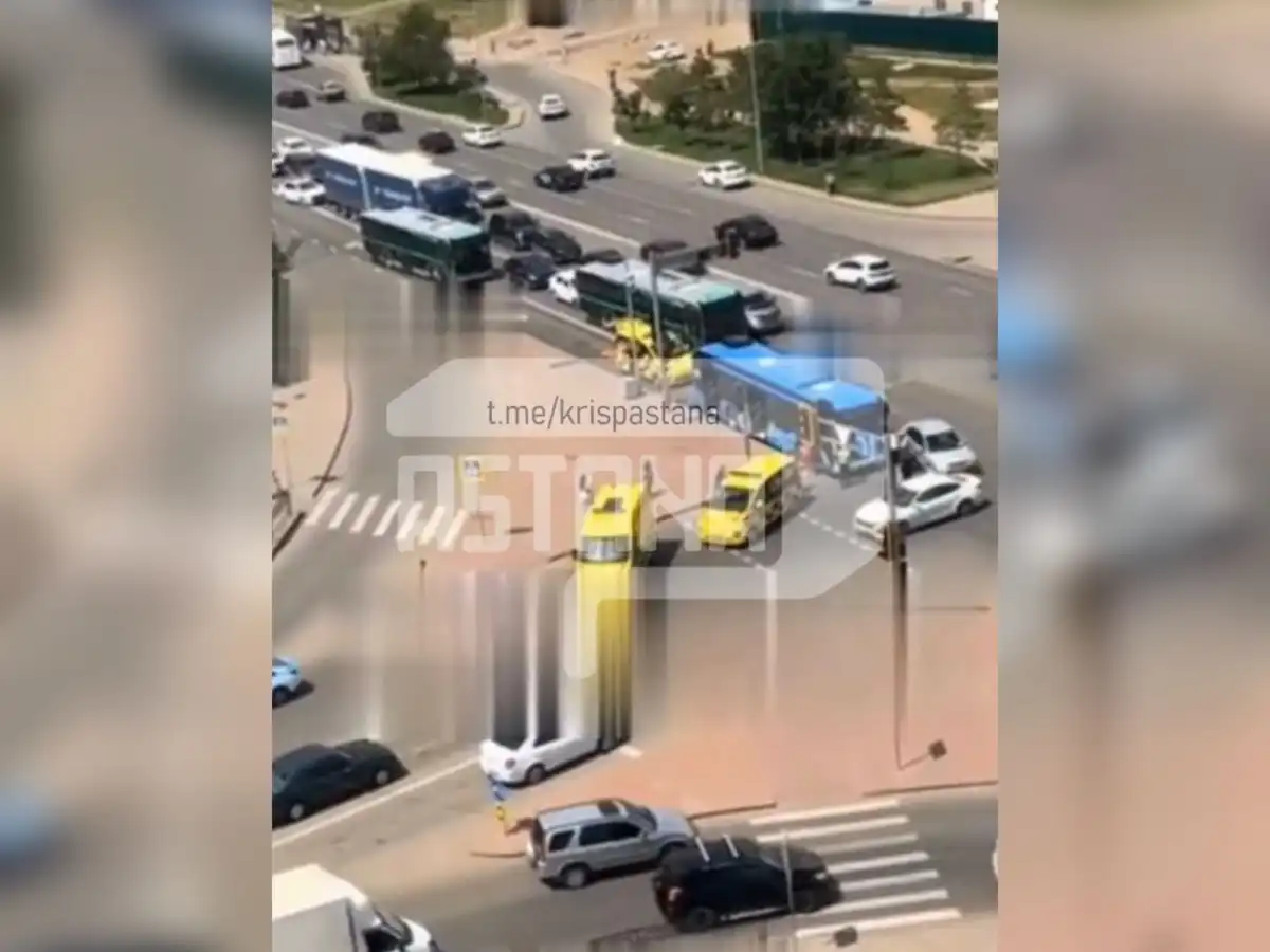 Автобус столкнулся с легковым автомобилем в Астане, есть пострадавшие