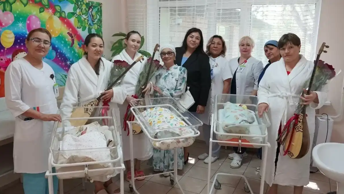 Новорожденным ко Дню домбры подарили по музыкальному инструменту в Астане
