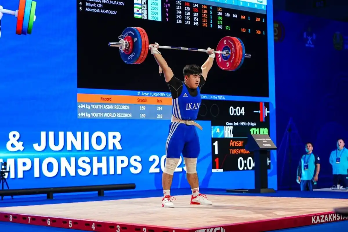 Казахстанский тяжелоатлет завоевал серебро на чемпионате Азии