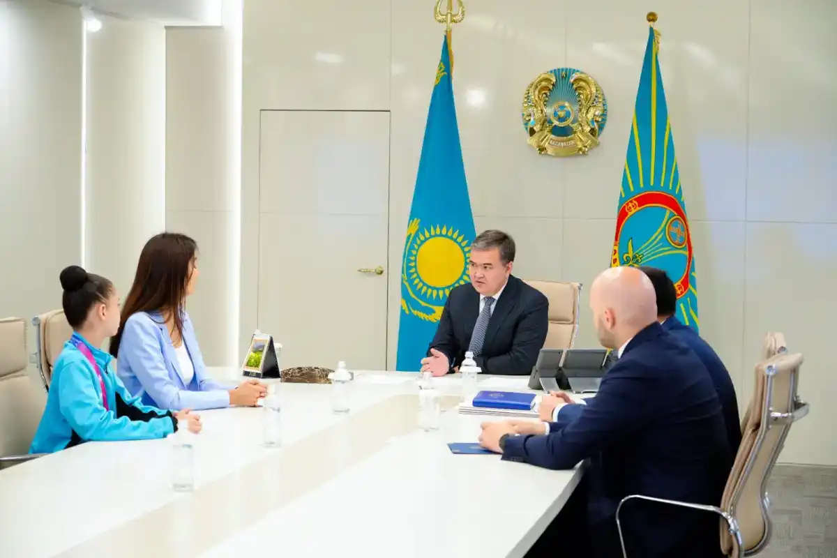 Женис Касымбек встретился с гимнасткой Акмарал Ерекешевой