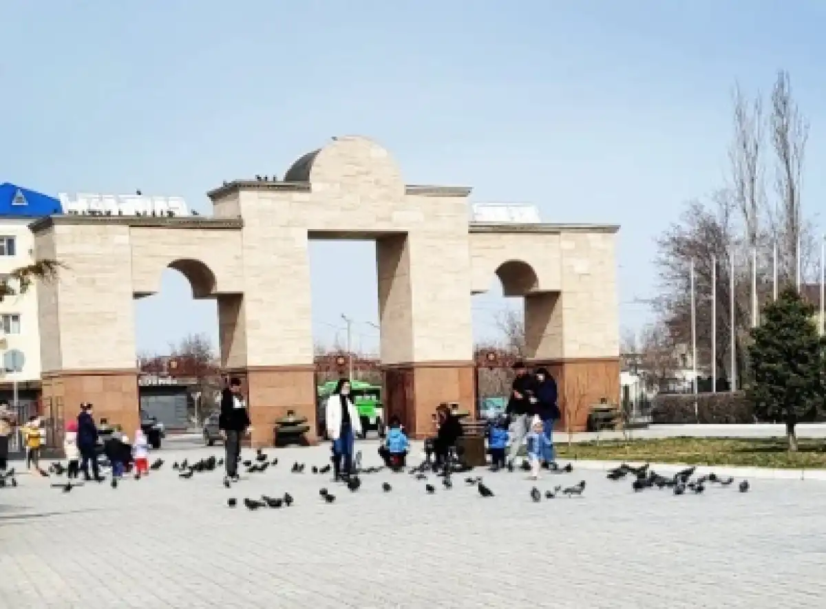 Рухнувшая скульптура убила ребенка в парке Атырау