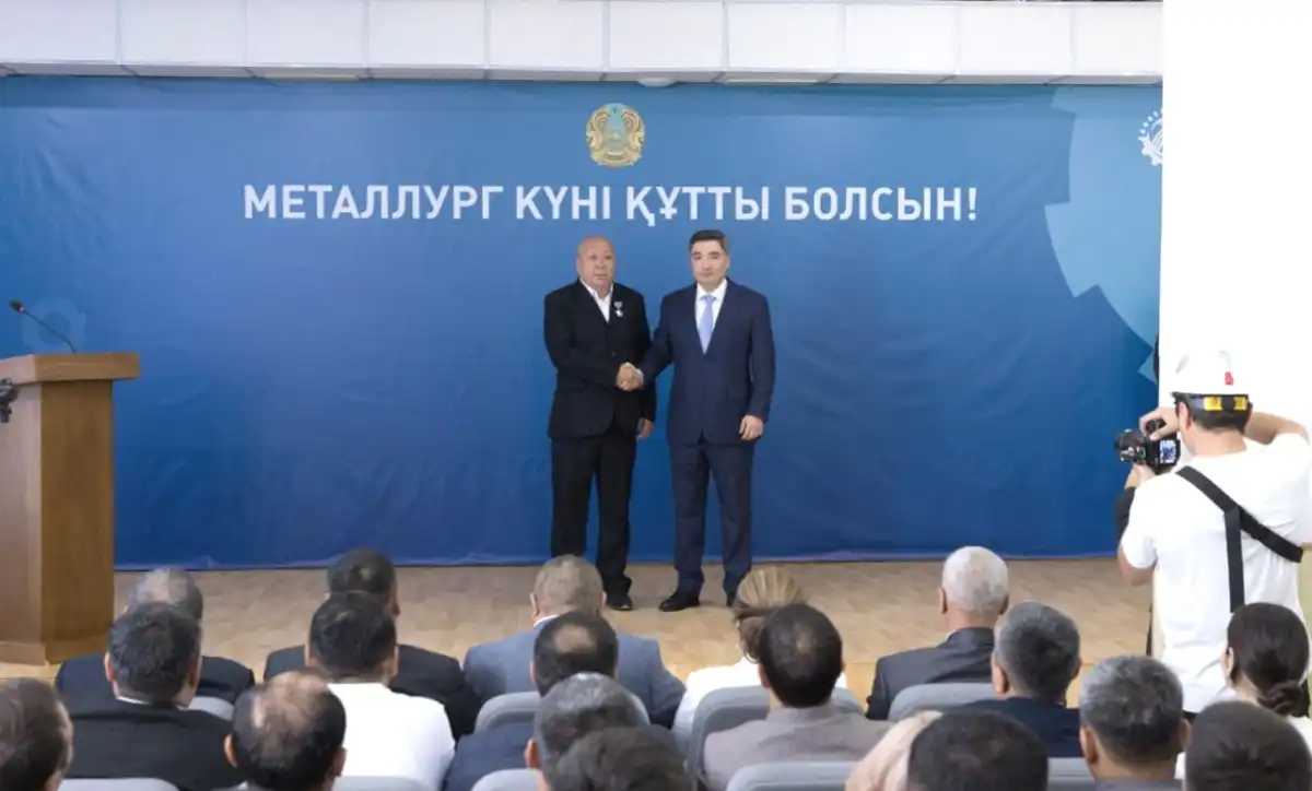 Премьер-министр вручил госнаграды металлургам от имени Президента