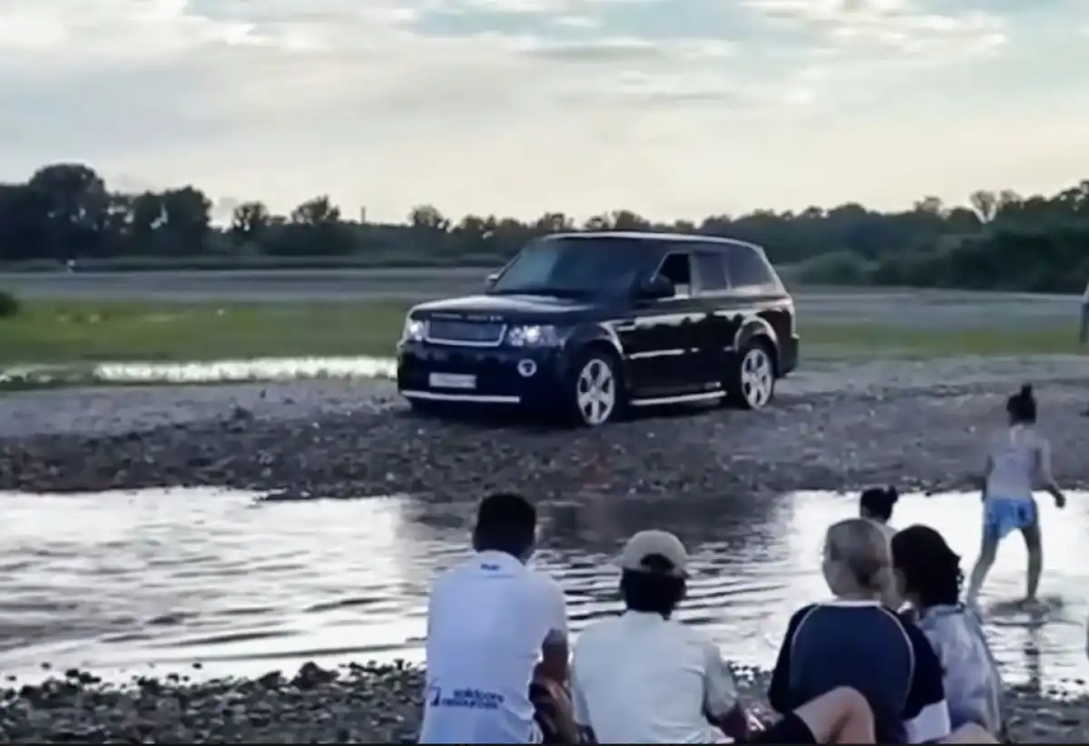 Водитель Range Rover, устроивший езду по пляжу Семея, возмутил Казнет – ВИДЕО