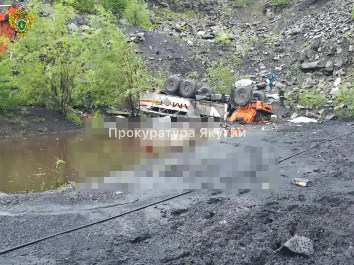 В России при опрокидывании вахтового автобуса погибли 13 человек